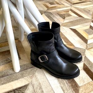 🆕 Frye Veronica belted short boots
